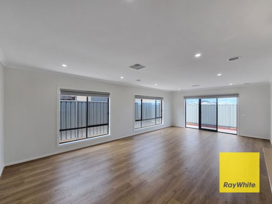 Breathtaking 4-Bedroom Family Residence! - Photo 1