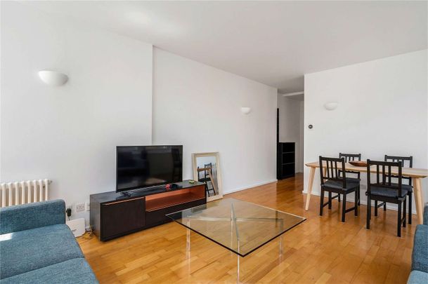 A bright and generously proportioned one bedroom Clerkenwell flat. - Photo 1