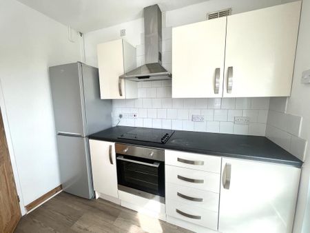 4 bedroom semi-detached house to rent - Photo 2