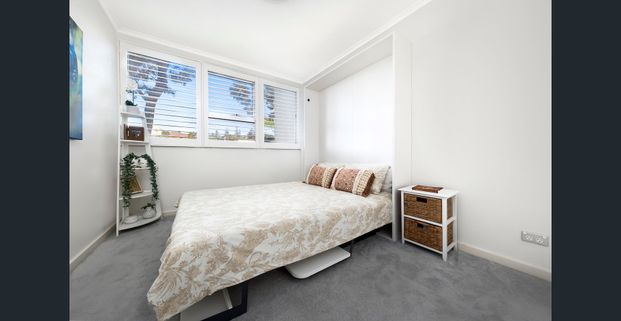 Prime Coastal Living: Prestigious Two-Bedroom Apartment on Manly's Eastern Hill - Photo 1
