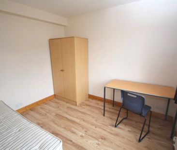 STUDENT Six Bedroom House – Addison Gardens, KT5 - Photo 1