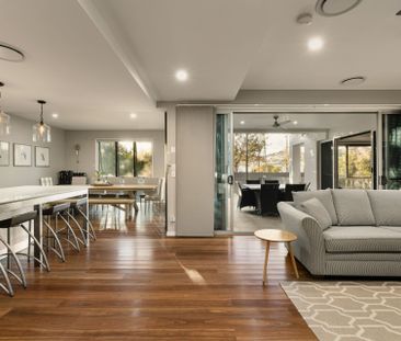 Family Home in Hawthorne's Exclusive Riverfront Avenues - Photo 1