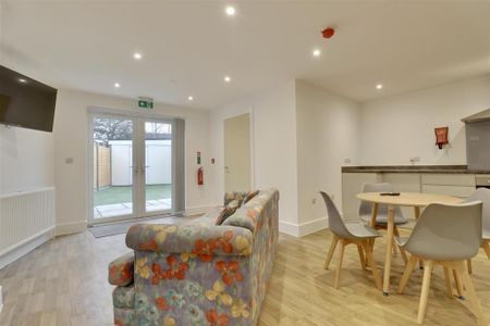 1 bedroom in a house share to rent - Photo 4