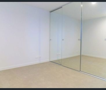 Contemporary Apartment Living in the Heart of Chadstone - Photo 2