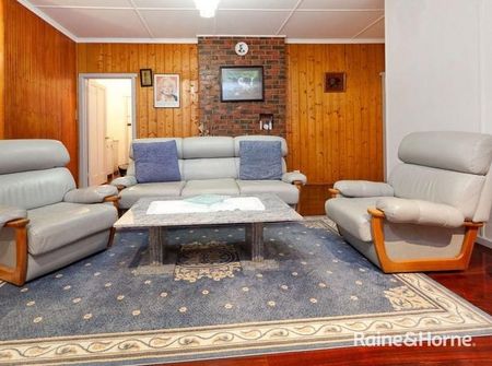 Family Home with Bonus Self Contained Bungalow - Photo 4