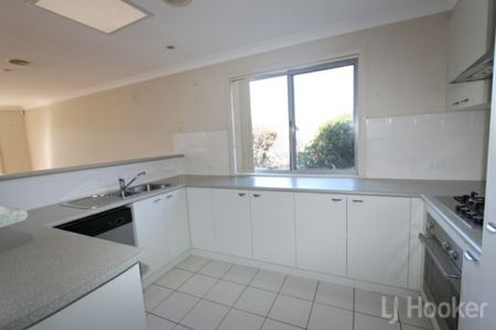 Impressive 3 bedroom ensuite townhouse with double garage - Photo 5