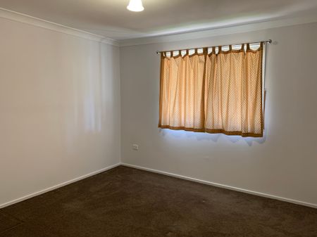 Sunny Four Bedroom Home - Photo 3