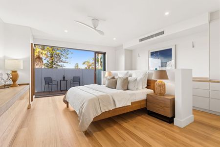 Luxury Freestanding Beach House with No Expense Spared! - Photo 3
