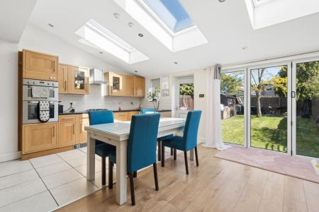 3 bedroom semi-detached house to rent - Photo 2