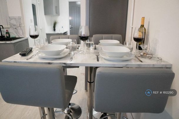 1 bedroom in a house share to rent - Photo 1