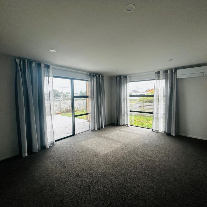 Stunning modern property with views - Photo 1