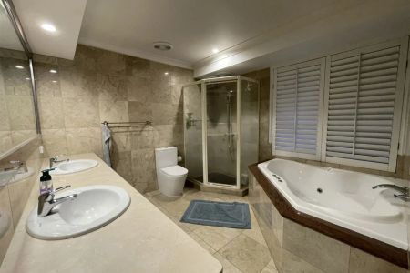 Prestige Waterfront Living | 5 Bedroom, Fully Furnished Residence | Runaway Bay Islands - Photo 3