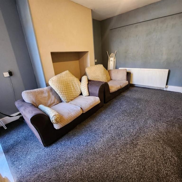 1 bedroom in a house share to rent - Photo 1