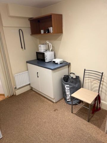 Studio Flat, Sheldrick Close, SW19 - Photo 3