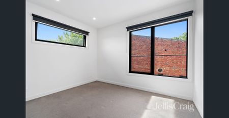 Contemporary Town House Living - Photo 4