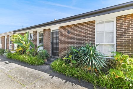 MODERN TWO BEDROOM HOME IN PRIME LOCATION - SOLAR PANELS - Photo 5