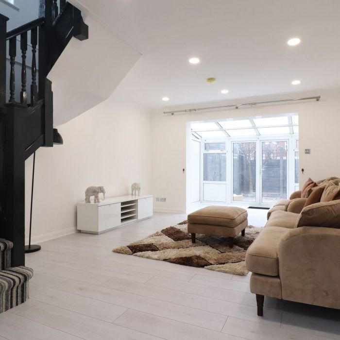 Giralda Close, Beckton, London E16 - Photo 1