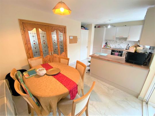 Room Rental - Ashfield Grove, Huntstown, Dublin 15 - Photo 1