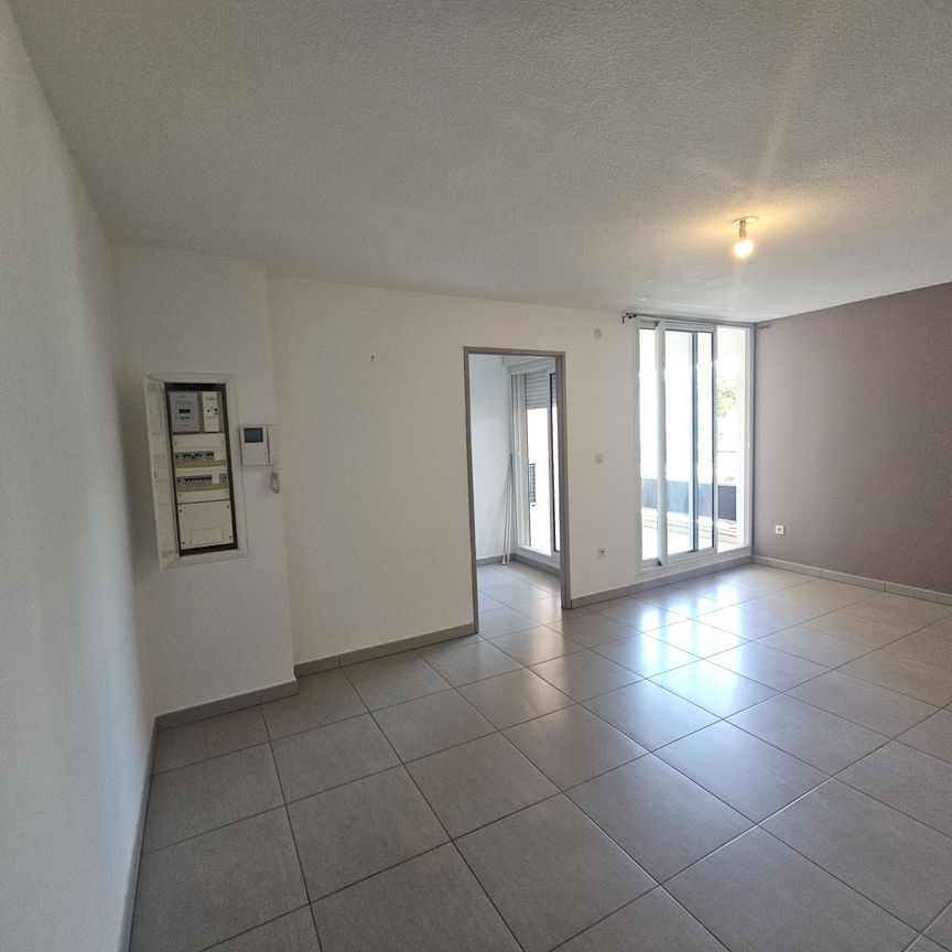 Location Appartement 2 pièces 39m² ST DENIS 97400 - Photo 1