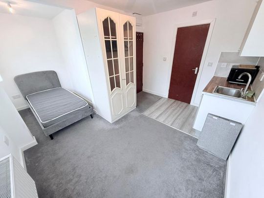 1 bedroom in a house share to rent - Photo 1