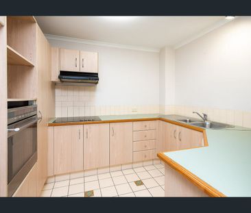 Top Floor Waterfront Apartment with Broadwater Views - Photo 3