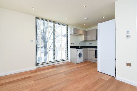 London Road, Kingston Upon Thames, Surrey, KT2 - Photo 2