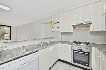 Convenient City Living – Spacious One-Bedroom Apartment in Prime Location - Photo 2