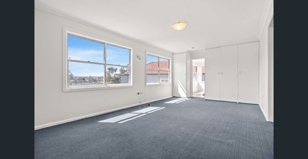 Charming Coastal Cottage with water, lawn and garden maintenance included - Photo 1