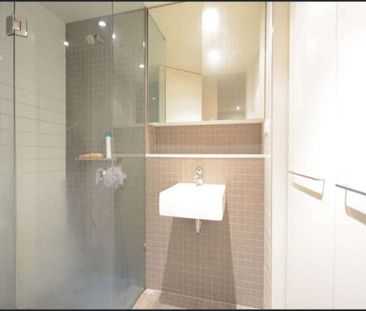 SPACIOUS 1 BEDROOM IN VILLAGE DOCKLANDS - Photo 3