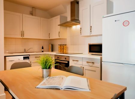 8 Bedroom House - Photo 5