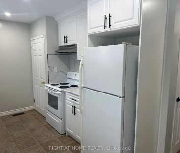 5 Parkway Crescent #Main Floor - Photo 3