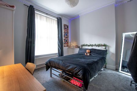 Brilliant six bedroom three story house - Photo 2