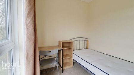 3 bedroom flat to rent - Photo 5