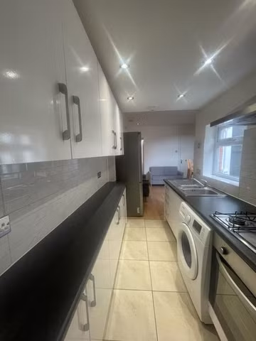 55 Leopold Street - Front door access 4 bed 2 bathLoughborough - Photo 4