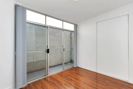 Fully Furnished Spacious Townhouse in Tranquil Lifestyle Precinct - Photo 2