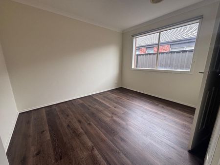 Stylish Home Featuring Open-Plan Living and Secure Parking - Photo 4