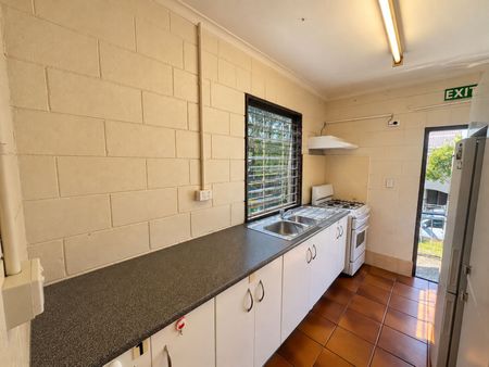 Quaint 2-Bedroom Unit with Study - Moments from QUT & the City - Photo 5