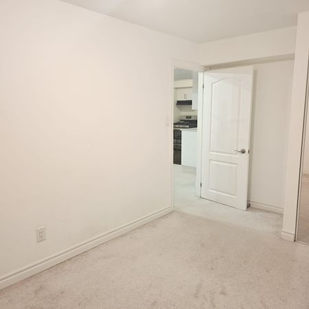 For Lease - 82 Vantage Loop, Newmarket, Ontario - Photo 4