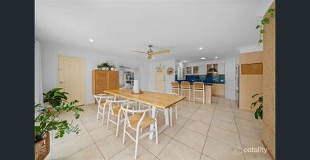 Spacious Family Home on a 719sqm Corner Block – 6-Month Lease Only! Below-Average Rent | Burleigh Waters | Dual Street Access | Swimming Pool - Photo 3