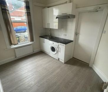 Flat - Studio To Let - Photo 1