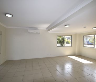 :: MODERN THREE BEDROOM TOWNHOUSE PLUS A POOL! - Photo 2