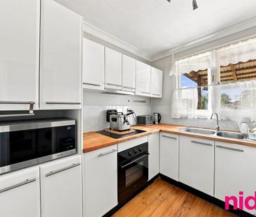 Spacious Family Home with Generous Backyard & Outdoor Entertaining - Photo 5