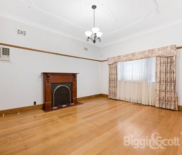 PERFECTLY SITUATED FAMILY HOME! - Photo 5