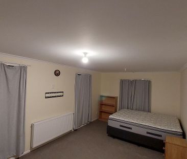 Convenintly-located house with central heating - Photo 2