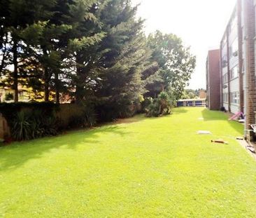 Long Green, Chigwell, IG7 - Photo 3