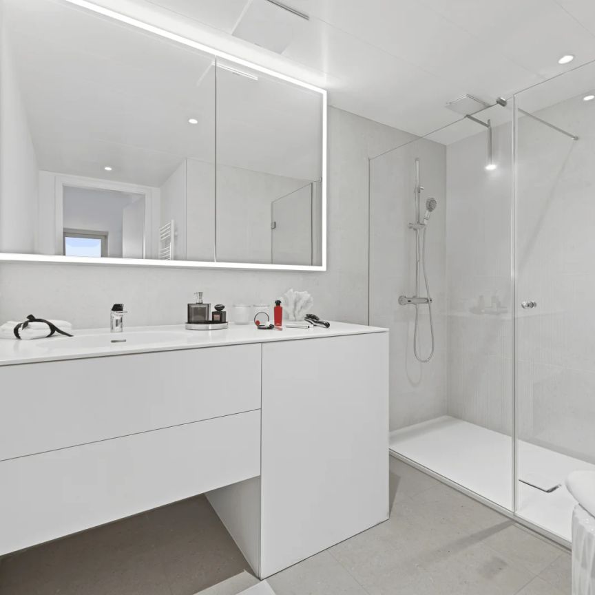 Morning Light & Water View – Stilvolle 2 Zimmer mit Loggia Wohnung im DC2 - Photo 1