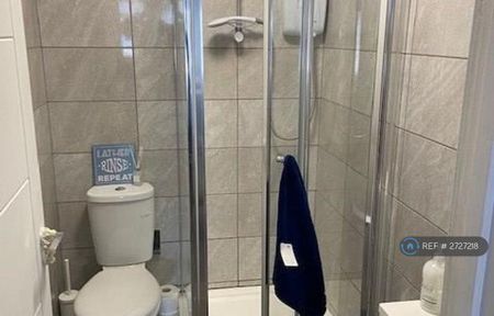 1 bedroom in a house share to rent - Photo 5