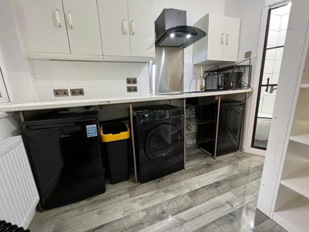 Studio Flat, Victoria Park, M14 - Photo 5