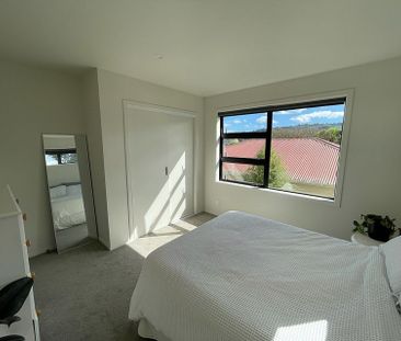 New, Quiet End Unit Townhouse + Off street park - Photo 4