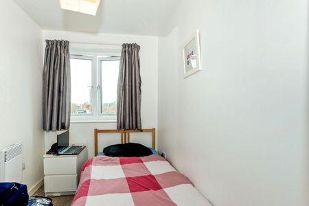 2 bedroom apartment to rent The Roundhouse, Gunwharf Quays, Portsmouth, PO1 - Photo 4